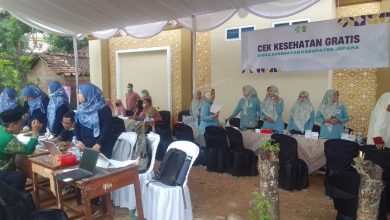 Petugas Dinkes Jepara melayani warga dalam program pemeriksaan kesehatan gratis di pengajian PDM Jepara.