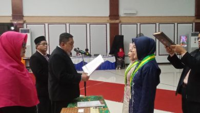 Prosesi pengambilan sumpah profesi lulusan SMK Muhammadiyah 1 Cilacap disaksikan rohaniwan