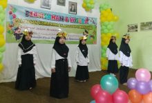 Penampilan pentas seni islami TK ABA III Ciwuni Kesugihan Cilacap oleh siswi berpakaian hitam-putih dan berhijab saat acara wisuda pelepasan siswa.