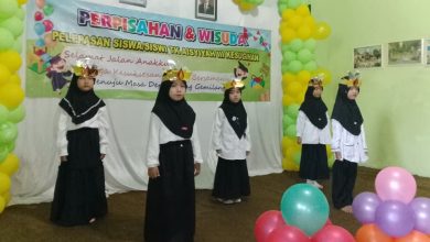 Penampilan pentas seni islami TK ABA III Ciwuni Kesugihan Cilacap oleh siswi berpakaian hitam-putih dan berhijab saat acara wisuda pelepasan siswa.