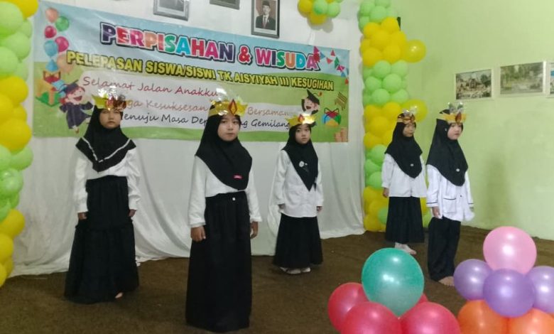 Penampilan pentas seni islami TK ABA III Ciwuni Kesugihan Cilacap oleh siswi berpakaian hitam-putih dan berhijab saat acara wisuda pelepasan siswa.