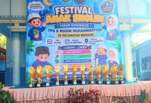 Panggung Festival Anak Sholeh menyambut 1 Muharram di Kompleks MTs Muhammadiyah Wangon dengan deretan piala lomba.