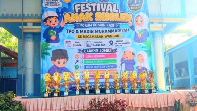 Panggung Festival Anak Sholeh menyambut 1 Muharram di Kompleks MTs Muhammadiyah Wangon dengan deretan piala lomba.