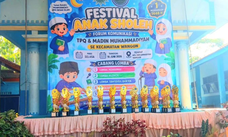 Panggung Festival Anak Sholeh menyambut 1 Muharram di Kompleks MTs Muhammadiyah Wangon dengan deretan piala lomba.