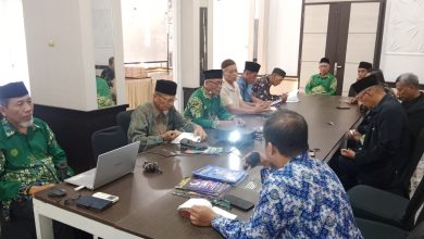 Rapat Koordinasi PRM Tanjung Banyumas menyambut Tahun Baru Islam 2026, para pengurus mengenakan batik hijau Muhammadiyah duduk mengitari meja rapat di Rumah Makan Sambel Bletok.
