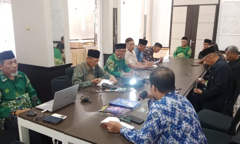 Rapat Koordinasi PRM Tanjung Banyumas menyambut Tahun Baru Islam 2026, para pengurus mengenakan batik hijau Muhammadiyah duduk mengitari meja rapat di Rumah Makan Sambel Bletok.