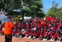 Petugas MDMC Kendal memberikan pengarahan edukasi mitigasi bencana dalam kegiatan simulasi gempa bumi di sekolah kepada ratusan siswa SMP Muhammadiyah 4 Sukorejo yang duduk rapi di lapangan.
