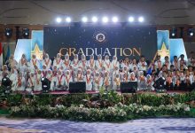 Para siswa SD Muhammadiyah Inovatif Mertoyudan berfoto bersama di atas panggung Graduation Gala Dinner 2026 di Atria Hotel Magelang.