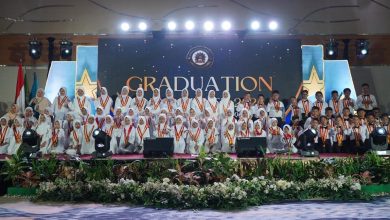 Para siswa SD Muhammadiyah Inovatif Mertoyudan berfoto bersama di atas panggung Graduation Gala Dinner 2026 di Atria Hotel Magelang.
