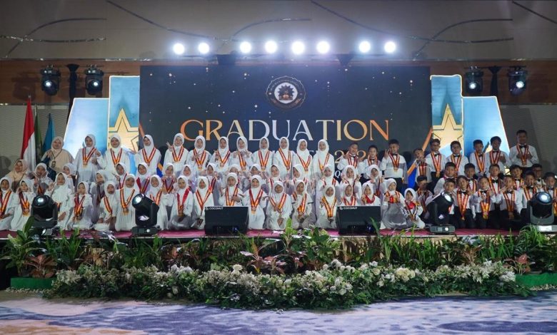 Para siswa SD Muhammadiyah Inovatif Mertoyudan berfoto bersama di atas panggung Graduation Gala Dinner 2026 di Atria Hotel Magelang.