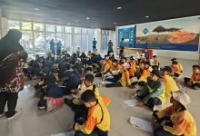 Siswa MIM Kauman Pekalongan duduk memperhatikan edukasi vulkanologi di dalam Museum Gunung Merapi saat agenda wisata hits jogja.