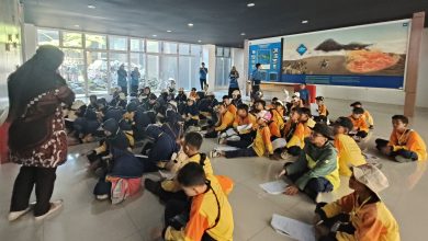Siswa MIM Kauman Pekalongan duduk memperhatikan edukasi vulkanologi di dalam Museum Gunung Merapi saat agenda wisata hits jogja.