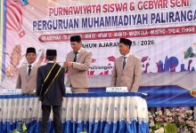 Prosesi pengalungan samir kelulusan pada acara purnawiyata Perguruan Muhammadiyah Palirangan Solokuro sebagai bagian dari penguatan pendidikan karakter siswa.
