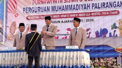 Prosesi pengalungan samir kelulusan pada acara purnawiyata Perguruan Muhammadiyah Palirangan Solokuro sebagai bagian dari penguatan pendidikan karakter siswa.
