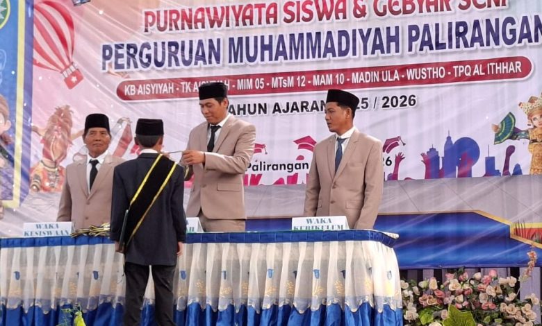 Prosesi pengalungan samir kelulusan pada acara purnawiyata Perguruan Muhammadiyah Palirangan Solokuro sebagai bagian dari penguatan pendidikan karakter siswa.