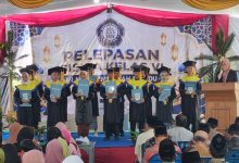 Prosesi pelepasan siswa kelas VI MI Muhammadiyah Baledu Temanggung di atas panggung, sebuah momen penting dalam komitmen mendidik generasi Qurani.