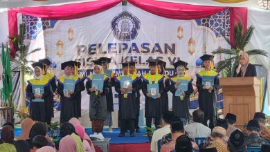Prosesi pelepasan siswa kelas VI MI Muhammadiyah Baledu Temanggung di atas panggung, sebuah momen penting dalam komitmen mendidik generasi Qurani.