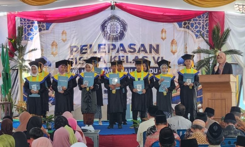 Prosesi pelepasan siswa kelas VI MI Muhammadiyah Baledu Temanggung di atas panggung, sebuah momen penting dalam komitmen mendidik generasi Qurani.
