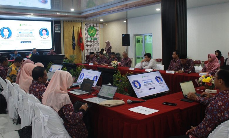 Suasana rapat Asesmen Lapangan Akreditasi LAMDIK di UMPWR, menampilkan peserta yang duduk di meja melingkar dengan laptop dan layar presentasi.