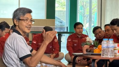 Suasana rapat koordinasi Lazismu dihadiri beberapa pria berseragam merah yang menyimak pemaparan pembicara berkaus abu-abu.