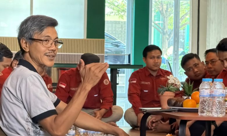Suasana rapat koordinasi Lazismu dihadiri beberapa pria berseragam merah yang menyimak pemaparan pembicara berkaus abu-abu.