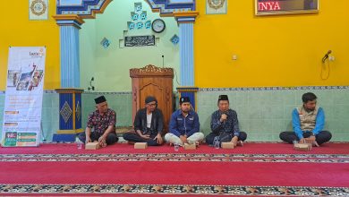 Ustaz Zuhron Arofi memberikan kajian di depan jemaah dalam program Safari Jumat Lazismu Kota Magelang di Masjid Taufiqul Huda.