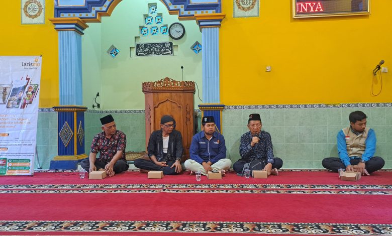 Ustaz Zuhron Arofi memberikan kajian di depan jemaah dalam program Safari Jumat Lazismu Kota Magelang di Masjid Taufiqul Huda.