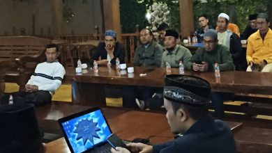 Peserta menyimak materi bimbingan teknis aplikasi SatuMu yang digelar oleh PCM Selomerto di Nawasena Resto.