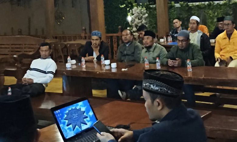 Peserta menyimak materi bimbingan teknis aplikasi SatuMu yang digelar oleh PCM Selomerto di Nawasena Resto.
