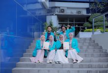 Tim mahasiswa Universitas Muhammadiyah Surakarta berfoto bersama membawa sertifikat dan medali Gold Award dari kompetisi inovasi di Malaysia.