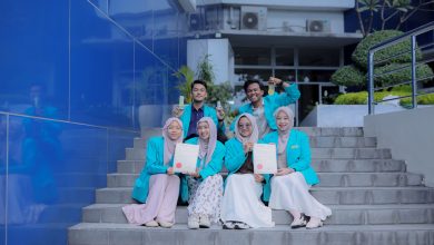 Tim mahasiswa Universitas Muhammadiyah Surakarta berfoto bersama membawa sertifikat dan medali Gold Award dari kompetisi inovasi di Malaysia.