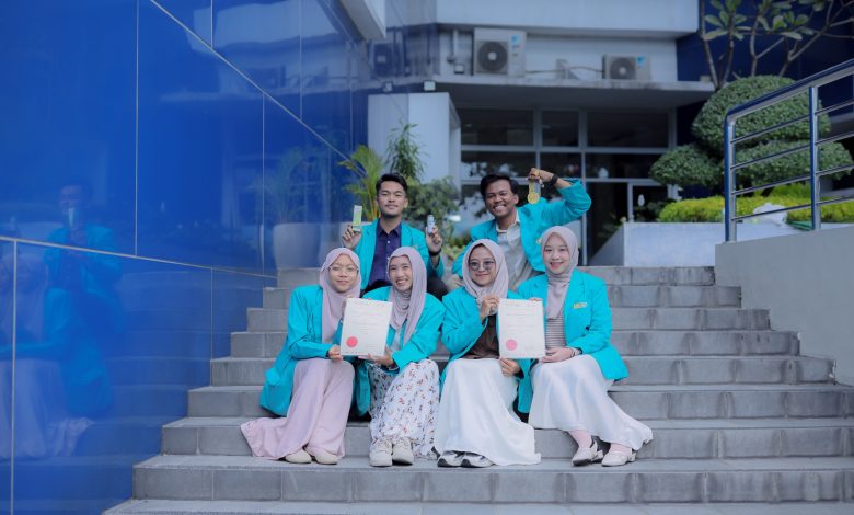 Tim mahasiswa Universitas Muhammadiyah Surakarta berfoto bersama membawa sertifikat dan medali Gold Award dari kompetisi inovasi di Malaysia.