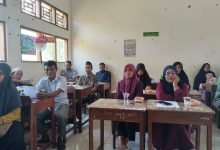 Para orang tua siswa menyimak dengan antusias materi seminar pengasuhan anak dalam agenda parenting wali murid baru di MIM Derasan.