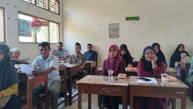 Para orang tua siswa menyimak dengan antusias materi seminar pengasuhan anak dalam agenda parenting wali murid baru di MIM Derasan.