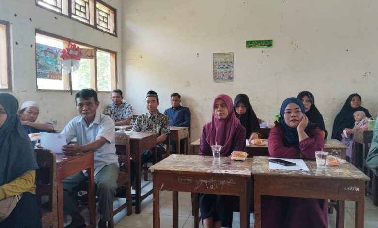 Para orang tua siswa menyimak dengan antusias materi seminar pengasuhan anak dalam agenda parenting wali murid baru di MIM Derasan.