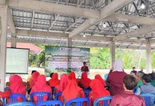 Suasana peluncuran program desa sirkular oleh Camat Pringapus bersama Tim PPK Ormawa IMM Al Haytham Unimus yang dihadiri warga dan ibu PKK.