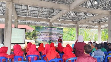 Suasana peluncuran program desa sirkular oleh Camat Pringapus bersama Tim PPK Ormawa IMM Al Haytham Unimus yang dihadiri warga dan ibu PKK.