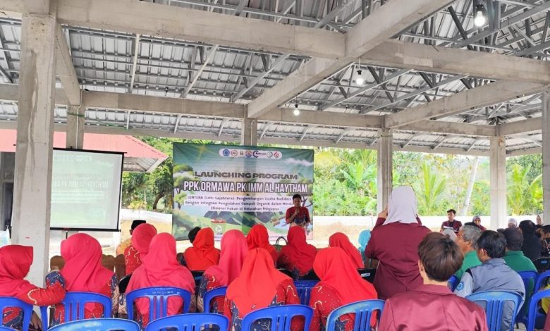 Suasana peluncuran program desa sirkular oleh Camat Pringapus bersama Tim PPK Ormawa IMM Al Haytham Unimus yang dihadiri warga dan ibu PKK.