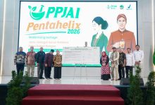 Para pemangku kepentingan berfoto bersama di panggung acara PPJAI Pentahelix 2026 di UMP yang meluncurkan inovasi jamu modern untuk solusi wellness masa depan.