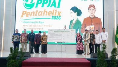 Para pemangku kepentingan berfoto bersama di panggung acara PPJAI Pentahelix 2026 di UMP yang meluncurkan inovasi jamu modern untuk solusi wellness masa depan.