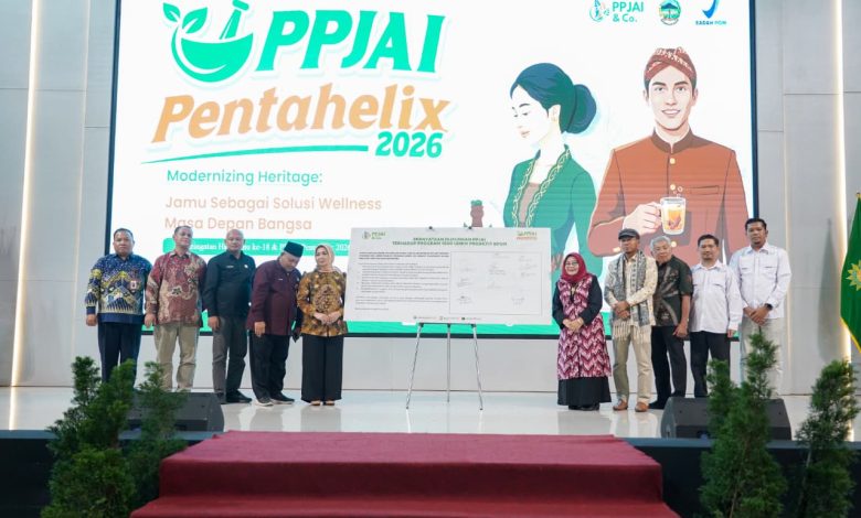 Para pemangku kepentingan berfoto bersama di panggung acara PPJAI Pentahelix 2026 di UMP yang meluncurkan inovasi jamu modern untuk solusi wellness masa depan.