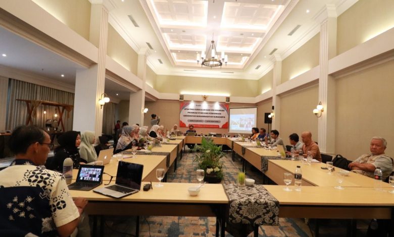 Suasana diskusi pembaharuan kurikulum dan visi keilmuan Prodi Ilmu Komunikasi UMS di Hotel Solia Zigna Surakarta yang membahas etika penggunaan AI.