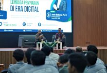 Komisioner KPI Pusat Amin Shabana memaparkan materi dalam seminar lembaga penyiaran di era digital yang digelar di Universitas Muhammadiyah Bandung.