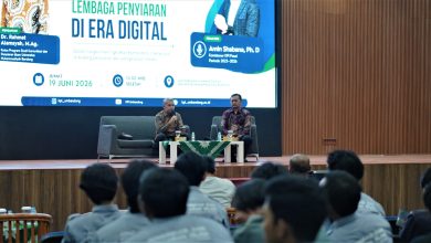 Komisioner KPI Pusat Amin Shabana memaparkan materi dalam seminar lembaga penyiaran di era digital yang digelar di Universitas Muhammadiyah Bandung.