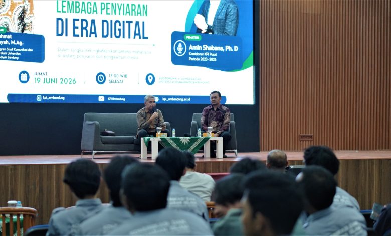 Komisioner KPI Pusat Amin Shabana memaparkan materi dalam seminar lembaga penyiaran di era digital yang digelar di Universitas Muhammadiyah Bandung.