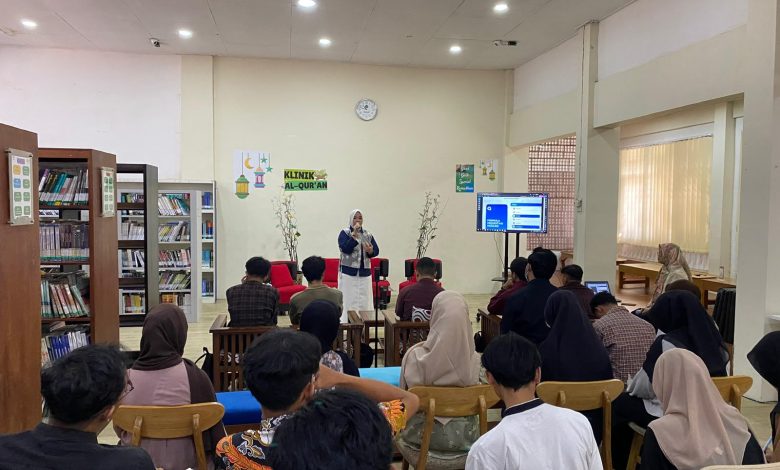 Seorang pemateri wanita menyampaikan presentasi metodologi pembelajaran di ruang perpustakaan Klinik Al-Qur'an.