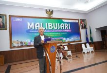 Rektor Universitas Muhammadiyah Surakarta memberikan sambutan di podium pada acara pelepasan mahasiswa beasiswa Malibujari.