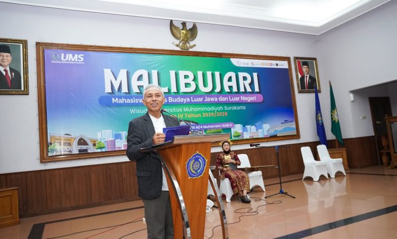 Rektor Universitas Muhammadiyah Surakarta memberikan sambutan di podium pada acara pelepasan mahasiswa beasiswa Malibujari.