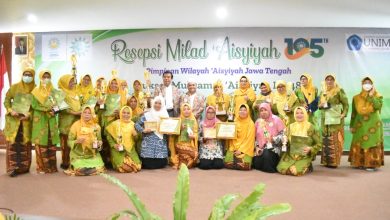 Kader PWA Jawa Tengah saat menerima penghargaan praktik baik dalam penanganan pencegahan stunting dan pemberdayaan keluarga.