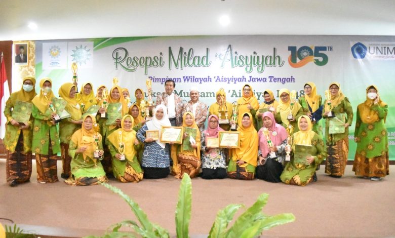 Kader PWA Jawa Tengah saat menerima penghargaan praktik baik dalam penanganan pencegahan stunting dan pemberdayaan keluarga.
